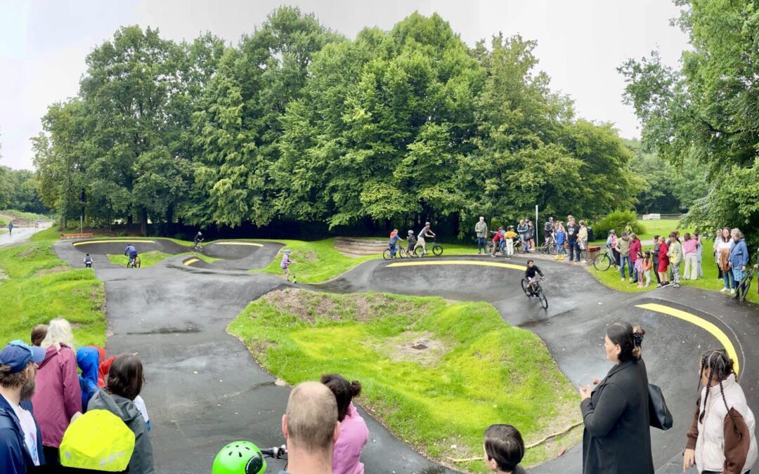 Neuer Treffpunkt mit Action und Austausch: Skate- und Pumptrack am Tegelsbarg eröffnet